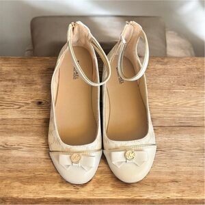 1C Michael Kors Cream Dress Shoes with Gold Emblem